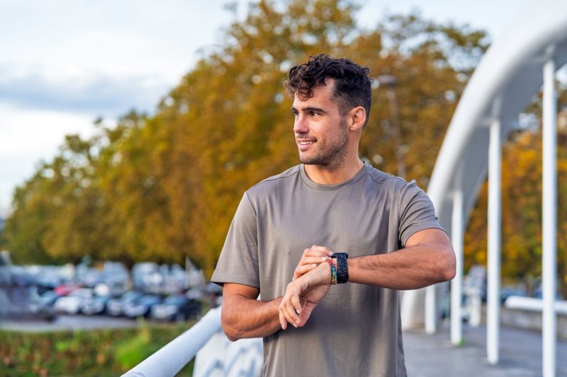 Ένας άνδρας φοράει smartwatch