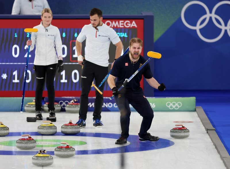 Παίκτες του curling πανηγυρίζουν