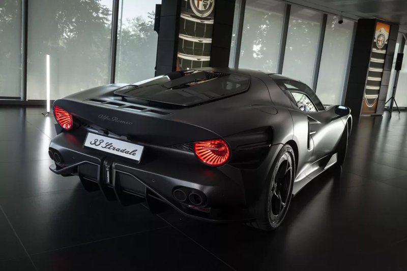 Alfa Romeo 33 Stradale Perla Nera