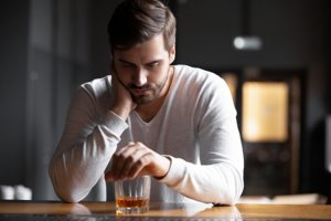 Πιο μπάσα φωνή και λιγότερα ντους: Οι νέες εμμονές της Gen Z διχάζουν - εικόνα 7