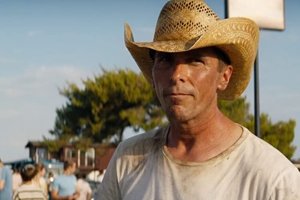 Christian Bale: Έχτισε χωριό για τα ορφανά παιδιά - εικόνα 1