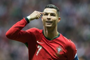 Πόσο κοστίζουν τα sneakers που φορούσε ο Lionel Messi στο Super Bowl - εικόνα 1
